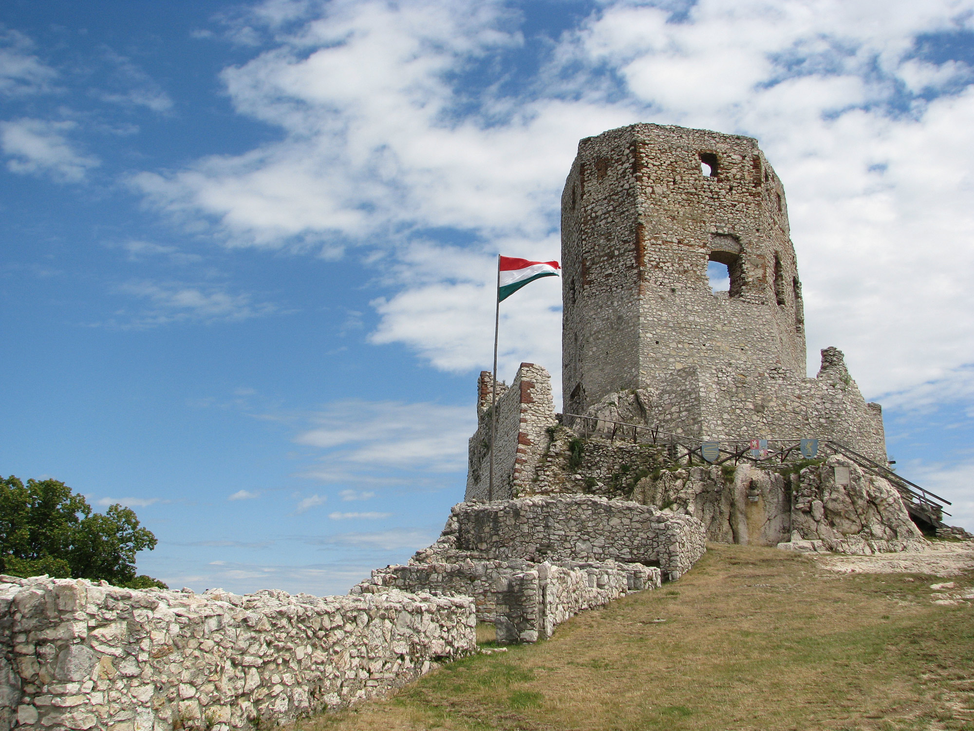 Csesznek (Photo License CC BY-NC-SA 2.0)